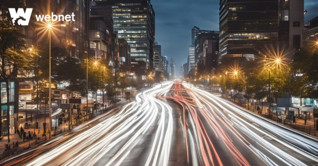 Autoroute éclairé par des flux de lumière