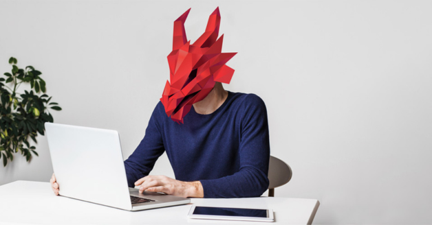 Photo de dragon devant un ordinateur