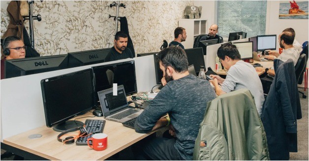 Photo de collaborateurs dans nos locaux de Sèvres