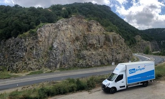 paysage avec un camion city-drop 