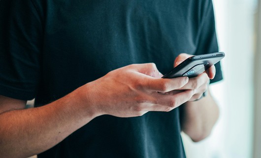 personne tenant un smartphone